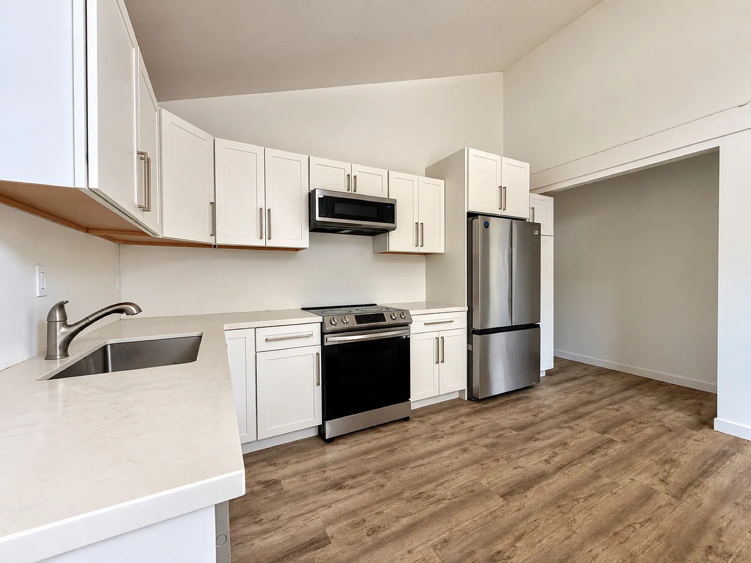 2 bed, 1001 sqft, $3,300 — Photo 4