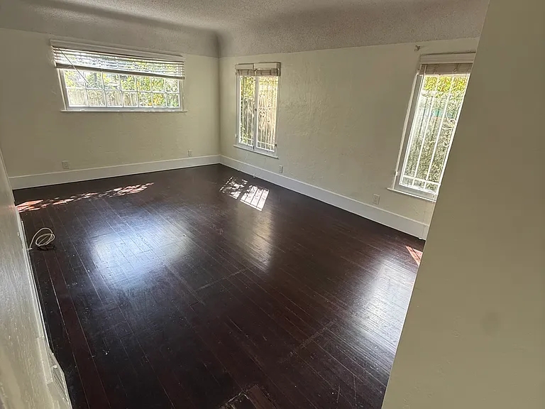 2320 Superior Ave — Photo 4