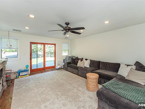 5th image of 18 Evergreen Drive Lincoln Park