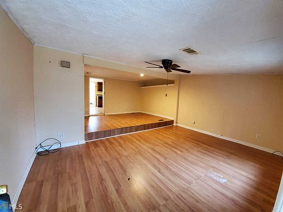4th image of 40 Oak St