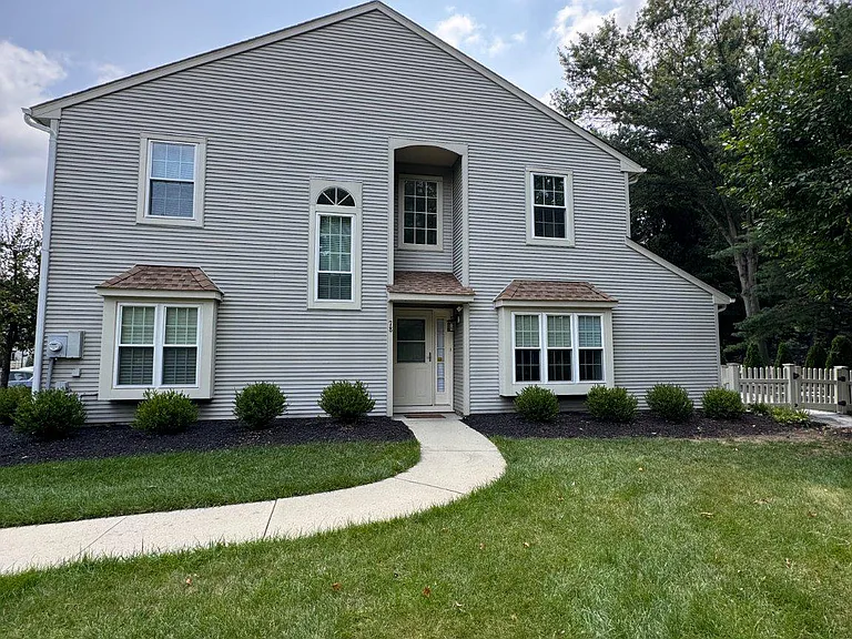 78 Beacon Pl — Photo 2