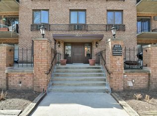 303 E Henry Clay St UNIT 202, Whitefish Bay, WI 53217