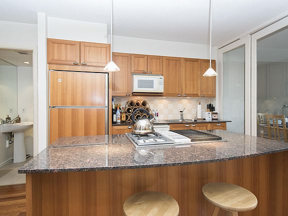 5th image of 1723 Alberni St #307
