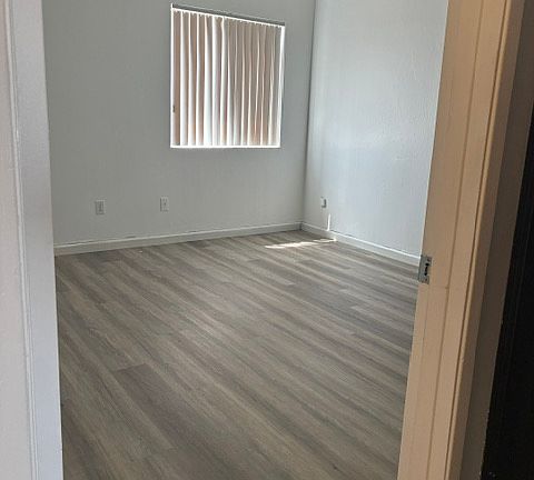 5th image of 2711 Hollyhock Ln #E