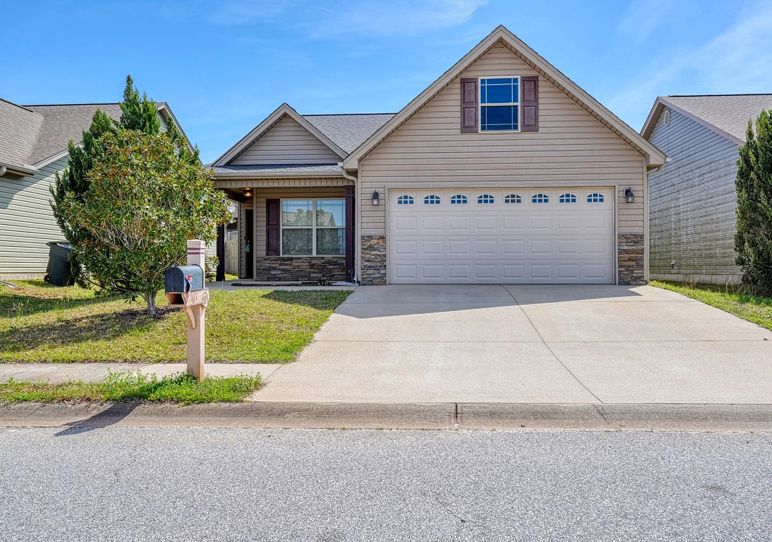 Beautiful 3BR/2BA Home with Fenced Yard & Community Pool! — Photo 1
