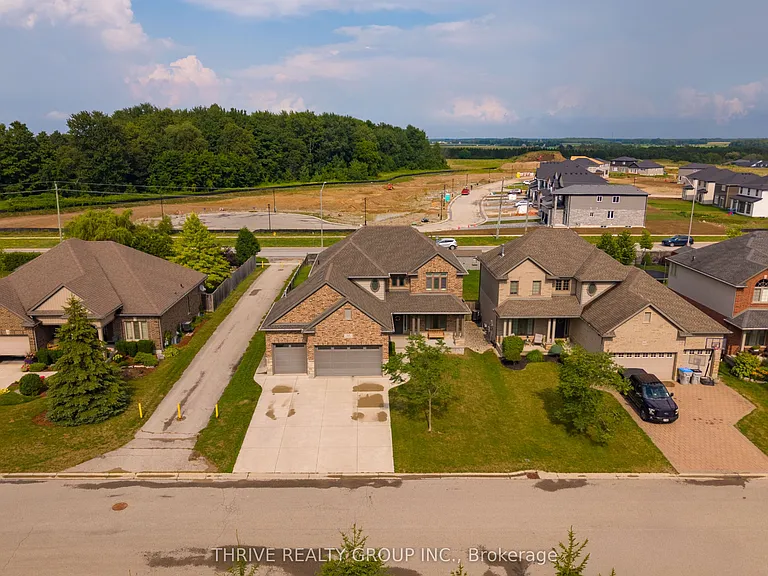12 Ashwood Cres — Photo 4