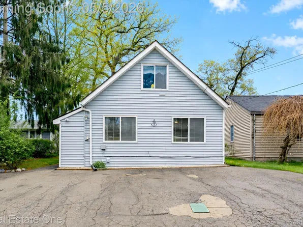 9590 Round Lake Blvd, White Lake, MI 48386