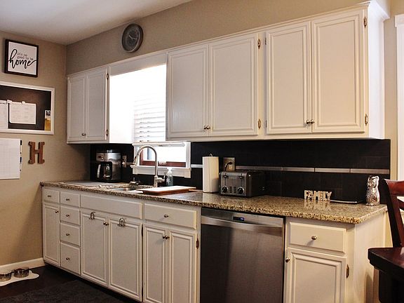 Updated Kitchen w Stainless Appliances
