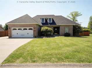3601 Brookshire Dr, Hurricane, WV 25526