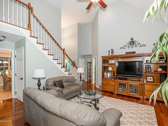 5th image of 627 Autumn Glen Dr