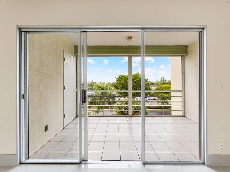3590 Via Poinciana #510 — Photo 25