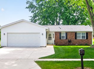 1526 Pebblewood Dr, Sycamore, IL 60178