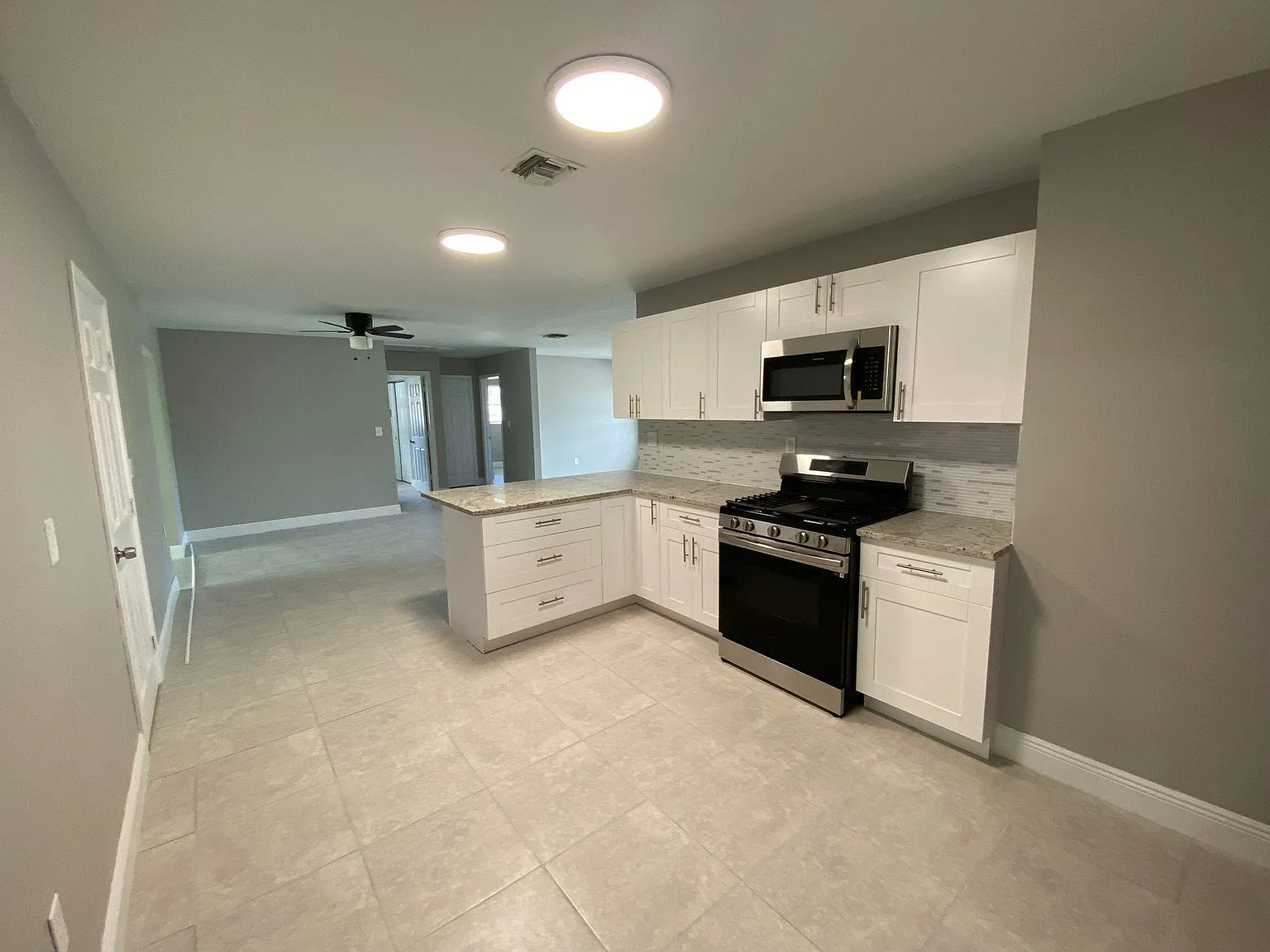 5 bed, 2.0 bath, 1620 sqft, $3,500 — Photo 2