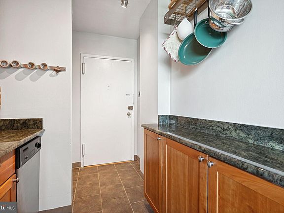 4th image of 1011 Arlington Blvd #428