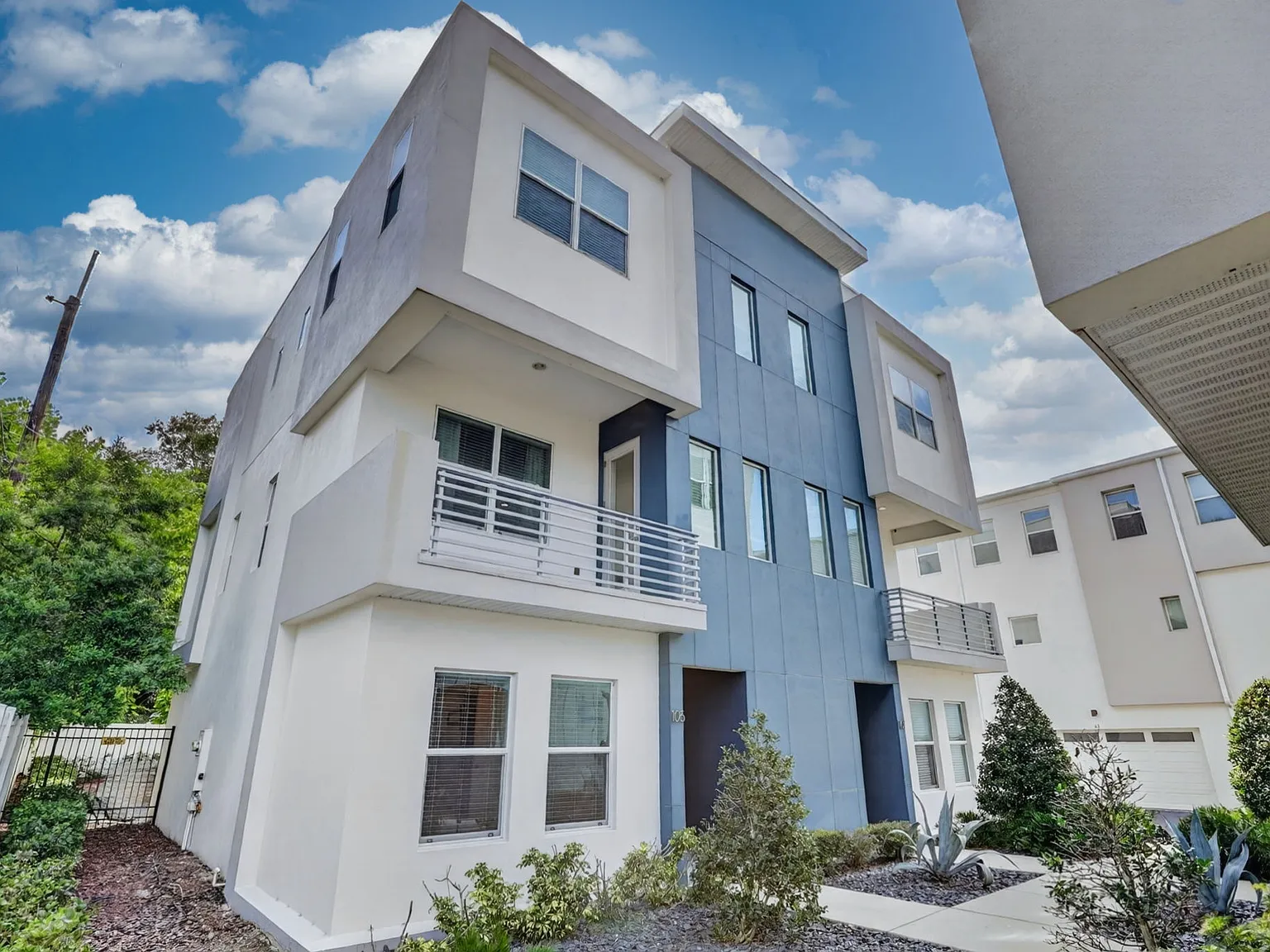 3 bed, 3.5 bath, 1916 sqft, $3,300 — Photo 3