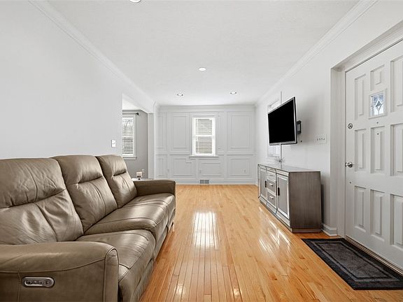 5th image of 252 Berry St