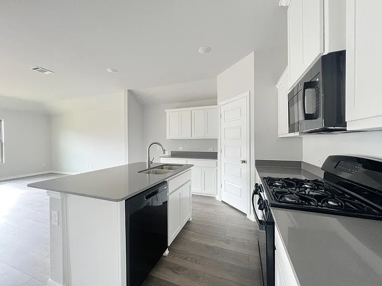 553 Meadow Run Dr — Photo 11