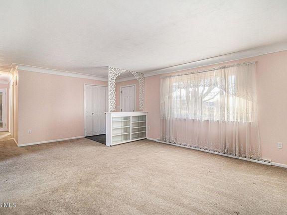 4th image of 3155 Eastmoreland Dr