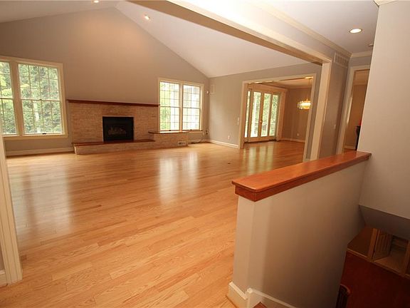 3rd image of 19 Mid Ponds Ln