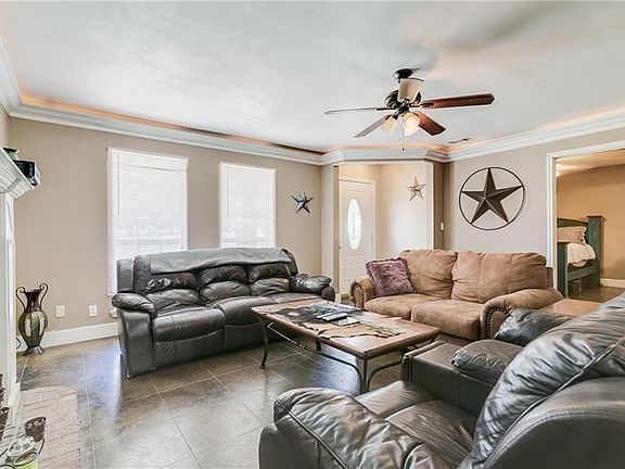 3rd image of 303 Saddleview Ct