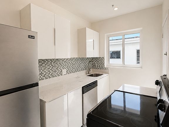 5th image of 1538 Jefferson Ave APT 6