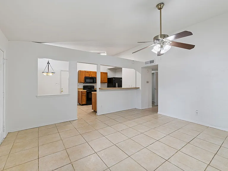 447 Vincent St — Photo 11