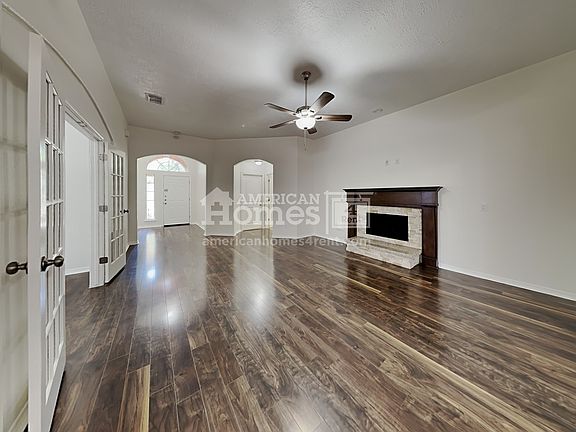 3rd image of 10479 Parkside Dr