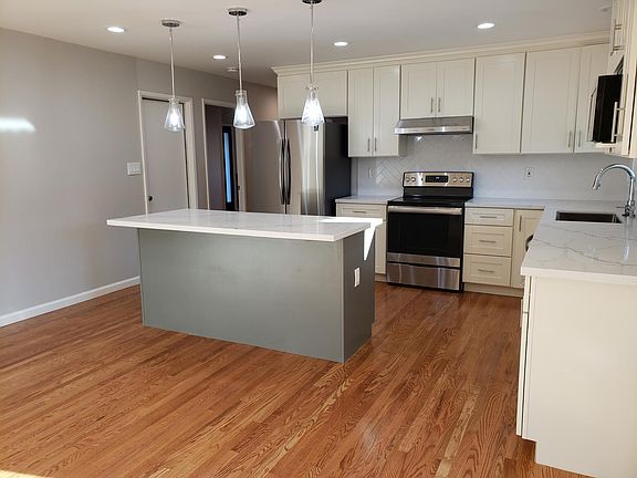 3rd image of 1921 Crestmont Dr