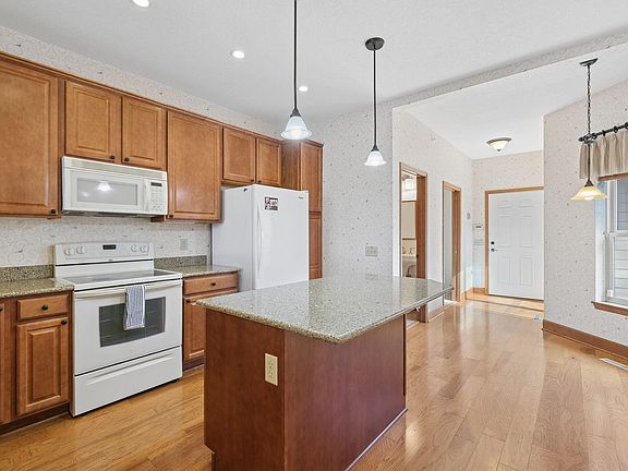 4th image of 12352 Lakeview Dr N