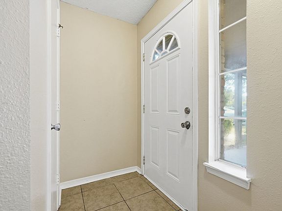 3rd image of 1807 Whispering Oaks Ln