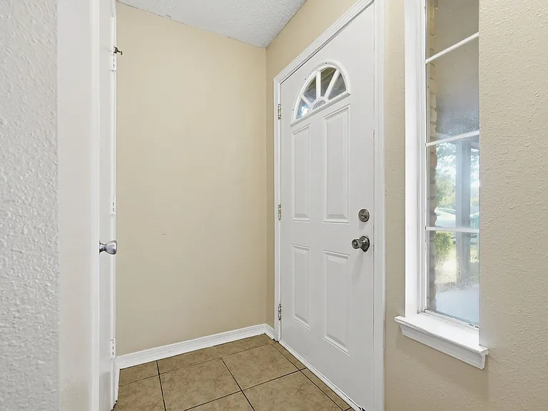 1807 Whispering Oaks Ln — Photo 3