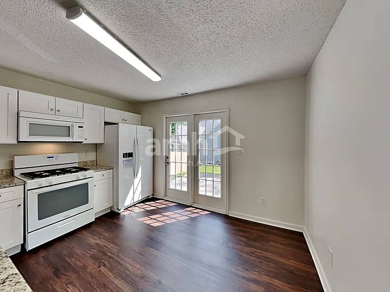 208 Mackenzie Ct — Photo 4