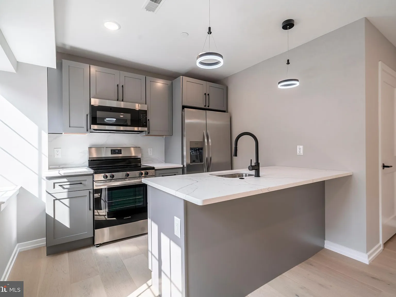 3 bed, 2.5 bath, 1325 sqft, $2,950 — Photo 4