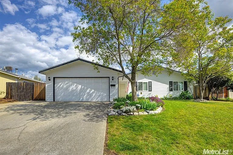 4711 Racetrack Cir photo 1