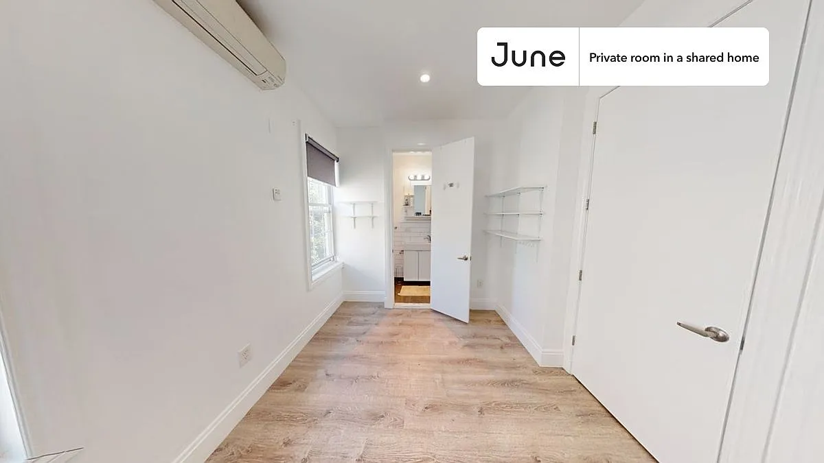 Full bedroom in 3 bed/2 bath home in Greenpoint #1736 B — Photo 3