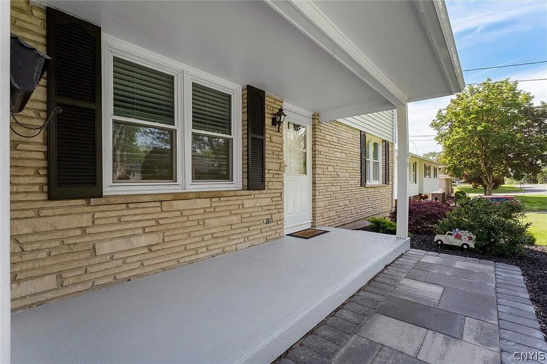 4 bed, 1.5 bath, 1968 sqft, $3,050 — Photo 4