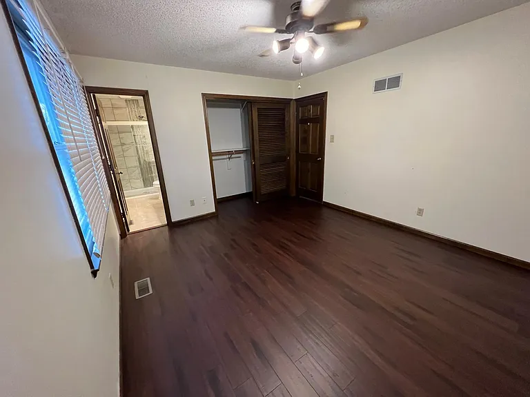 5921 SW 28th Ter — Photo 9