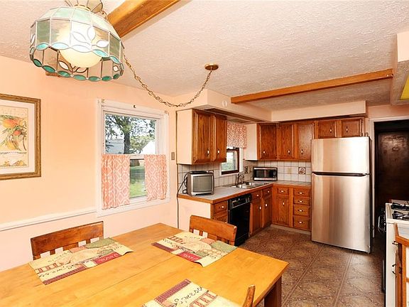 4th image of 28 Briarhill Dr