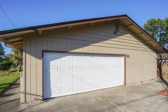 3 bed, 2.0 bath, 1628 sqft, $2,395 — Photo 3
