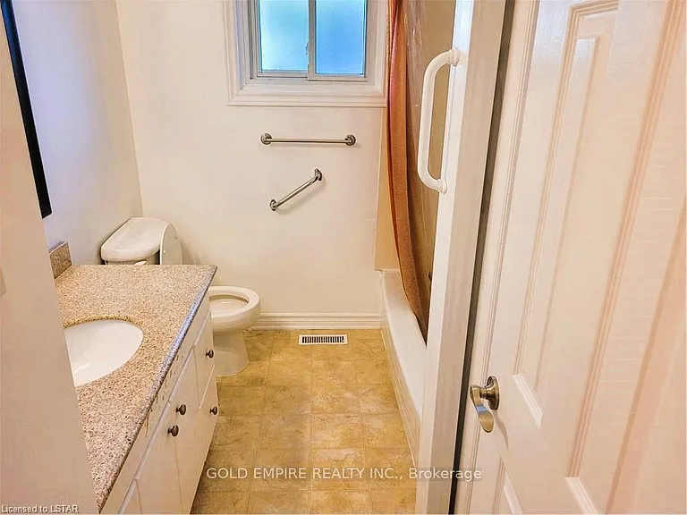 107 Harding Cres — Photo 12