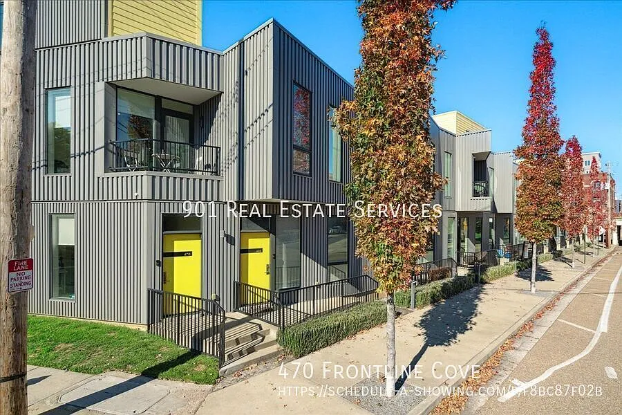 Designer Downtown Townhome with Garage — Photo 2