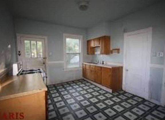 3rd image of 9512 Clyde Ave