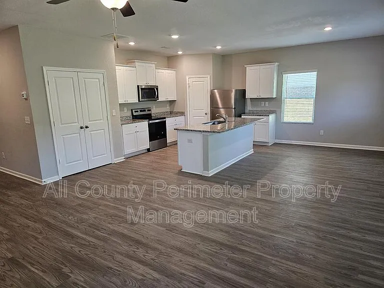 303 Augusta Woods Dr — Photo 2