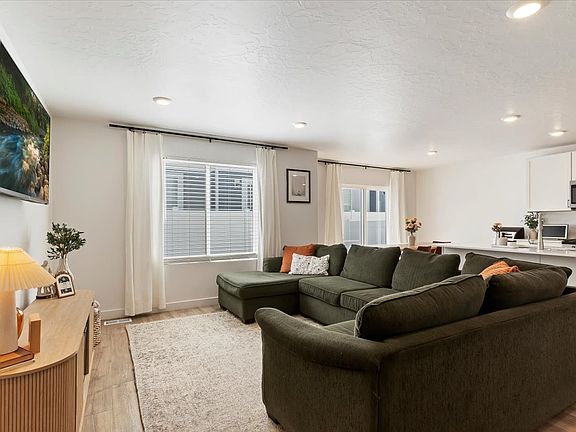 5th image of 1195 W Hidden Spring Dr