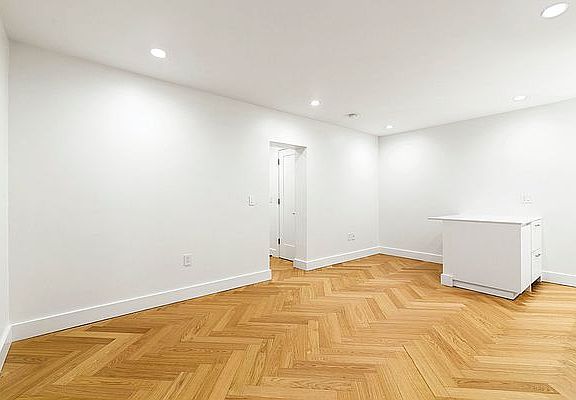 5th image of 220 W 24th St APT 3u