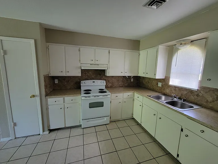 6422 Vincent Dr — Photo 6
