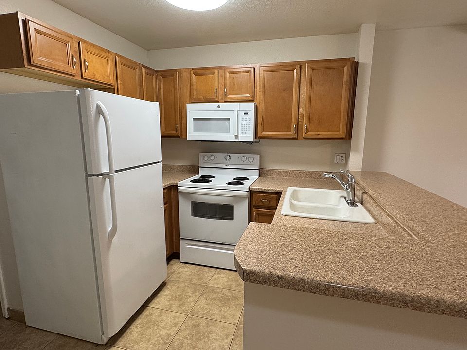 Open Kitchen. Refrigerator included