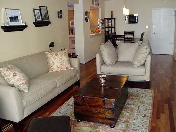 Living room w/ wood floors