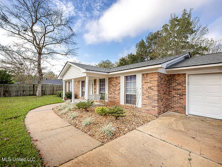 1213 King Henry Dr — Photo 5