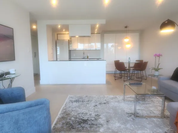 1725 Pendrell St #1806, Vancouver, BC V6G 2X7